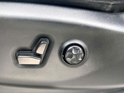 Used 2023 Chrysler Pacifica Touring-L FWD image 31