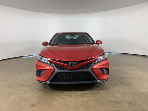Used 2020 Toyota Camry SE image 3