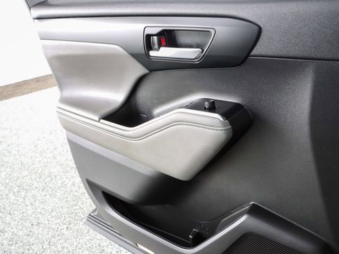 Used 2023 Toyota Highlander XLE image 22