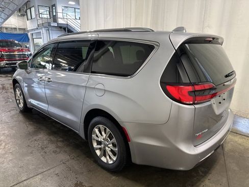 Used 2021 Chrysler Pacifica Touring-L image 6
