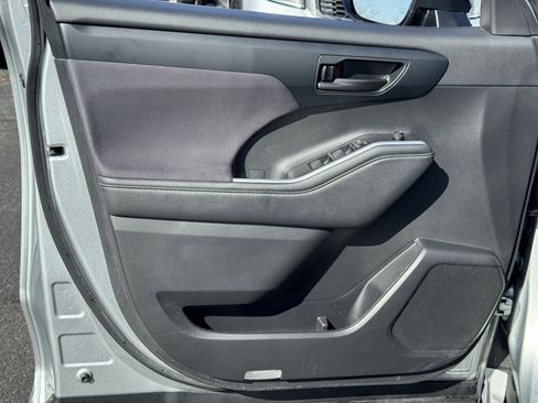 Used 2023 Toyota Highlander L image 23