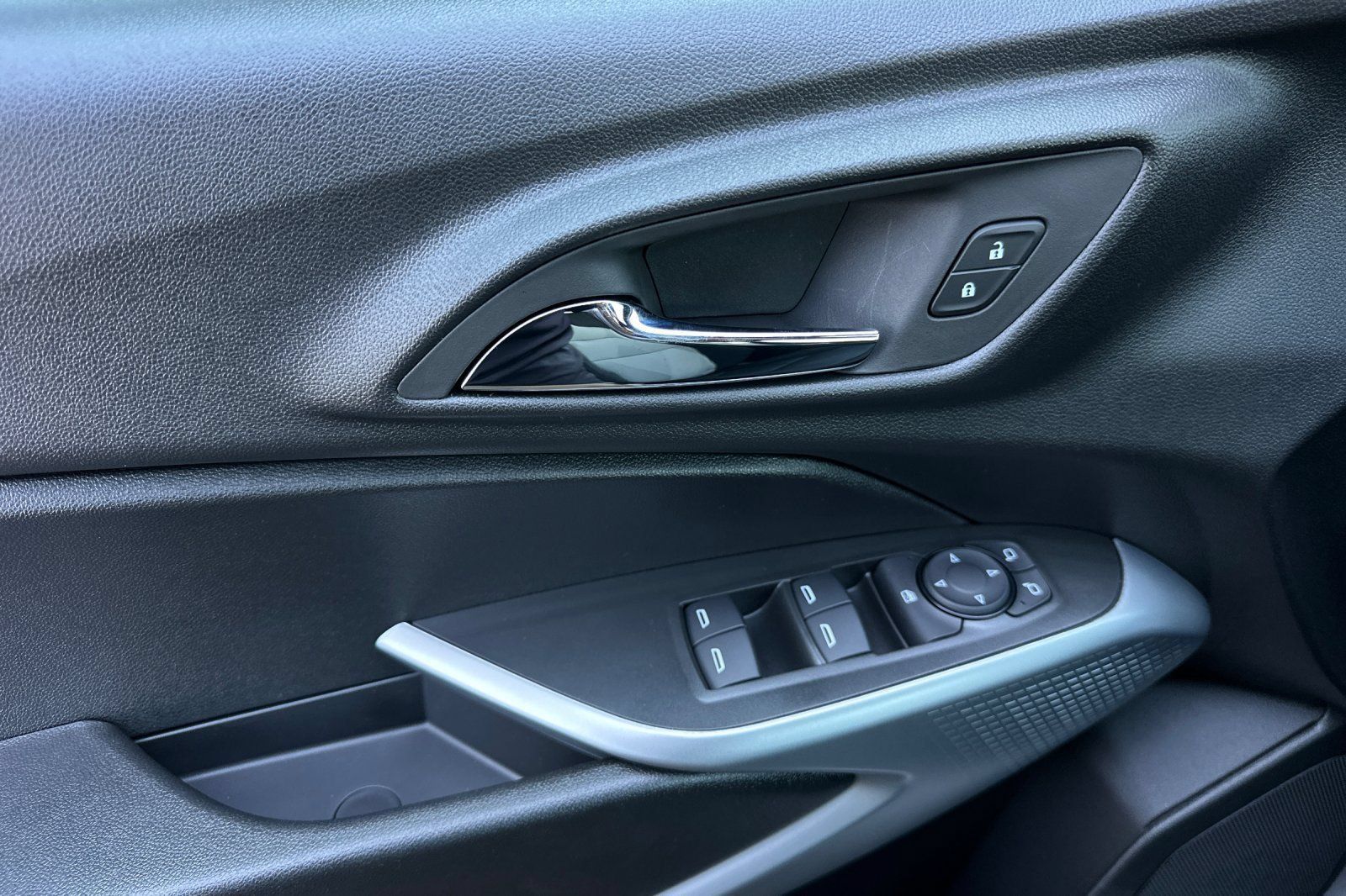 New 2026 Chevrolet Trax RS w/ Sunroof Package FWD image 11