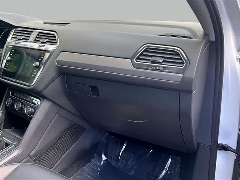 Used 2021 Volkswagen Tiguan SE FWD image 19