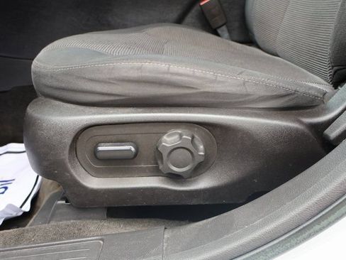 Used 2015 Ford Taurus SEL FWD image 33