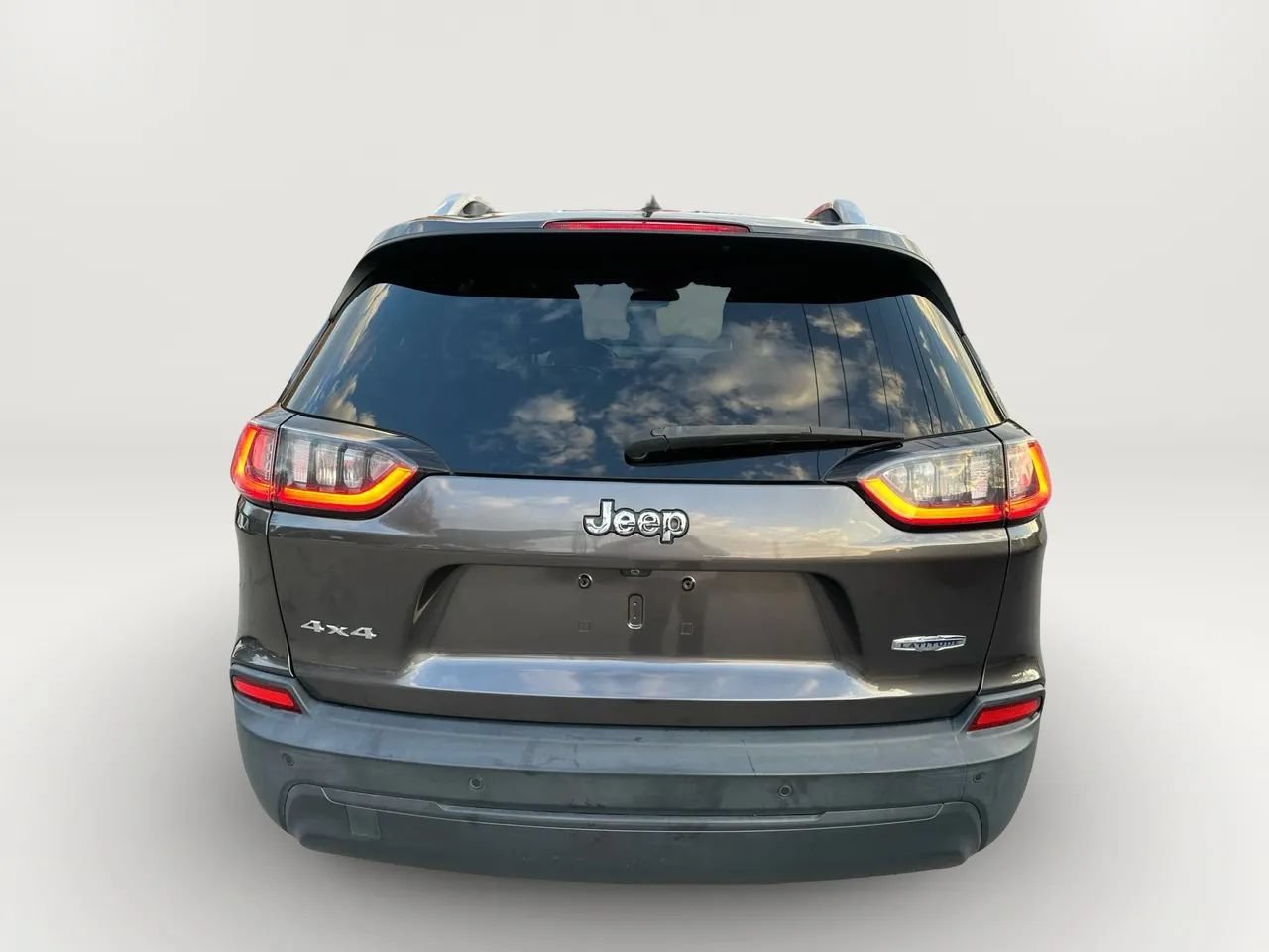 Used 2019 Jeep Cherokee Latitude Plus AWD/4WD image 4