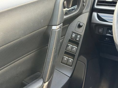 Used 2017 Subaru Forester 2.5i Touring AWD/4WD image 8
