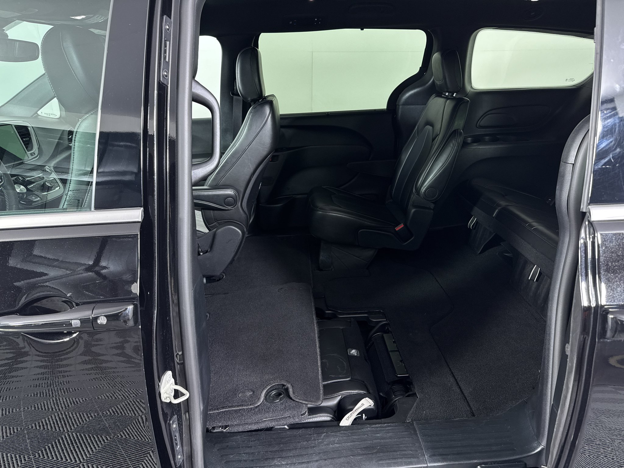 Used 2025 Chrysler Pacifica Select FWD image 11