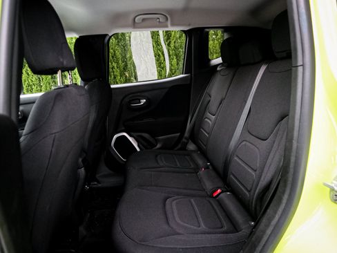 Used 2018 Jeep Renegade Latitude AWD/4WD image 8