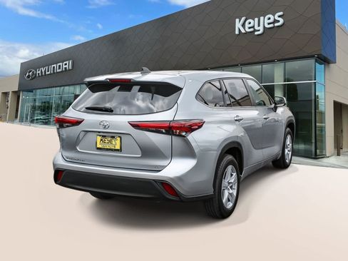 Used 2025 Toyota Highlander LE FWD image 4