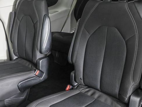 Used 2022 Chrysler Voyager LX image 35