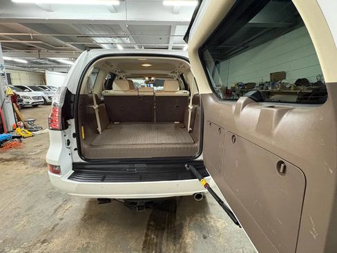 Used 2016 Lexus GX 460 w/ Premium Package image 10