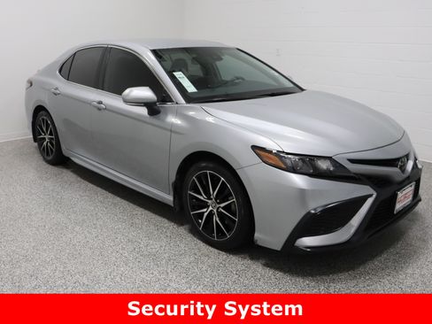 Used 2022 Toyota Camry SE image 4