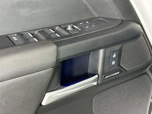 Used 2025 Land Rover Defender 110 S image 19