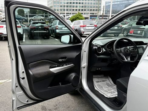 Used 2020 Nissan Kicks SV FWD image 9