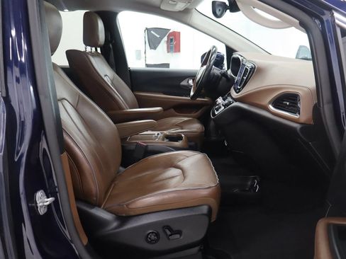 Used 2019 Chrysler Pacifica Limited w/ Tire & Wheel Group FWD image 26