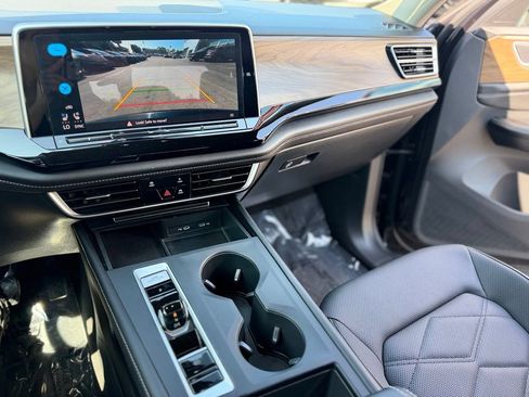 Used 2024 Volkswagen Atlas SE AWD/4WD image 19