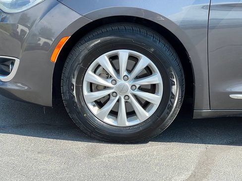 Used 2017 Chrysler Pacifica Touring-L FWD image 14
