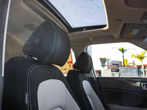 Used 2025 Hyundai Venue SEL image 17