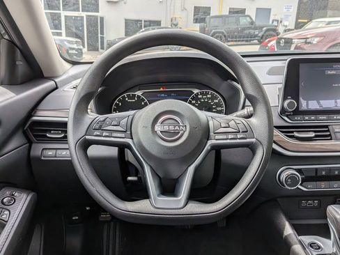 Used 2025 Nissan Altima 2.5 SV FWD image 13