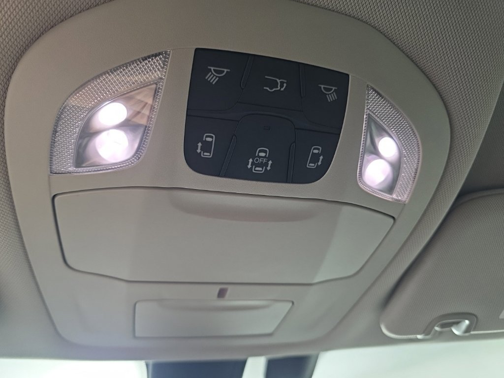 Used 2020 Chrysler Pacifica Touring w/ Cold Weather Group FWD image 22