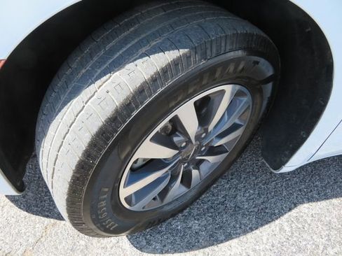 Used 2021 Chrysler Pacifica Touring-L w/ Uconnect Theater Family Group FWD image 9