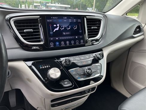 Used 2020 Chrysler Pacifica Touring-L Plus w/ Advanced Safetytec Group FWD image 24