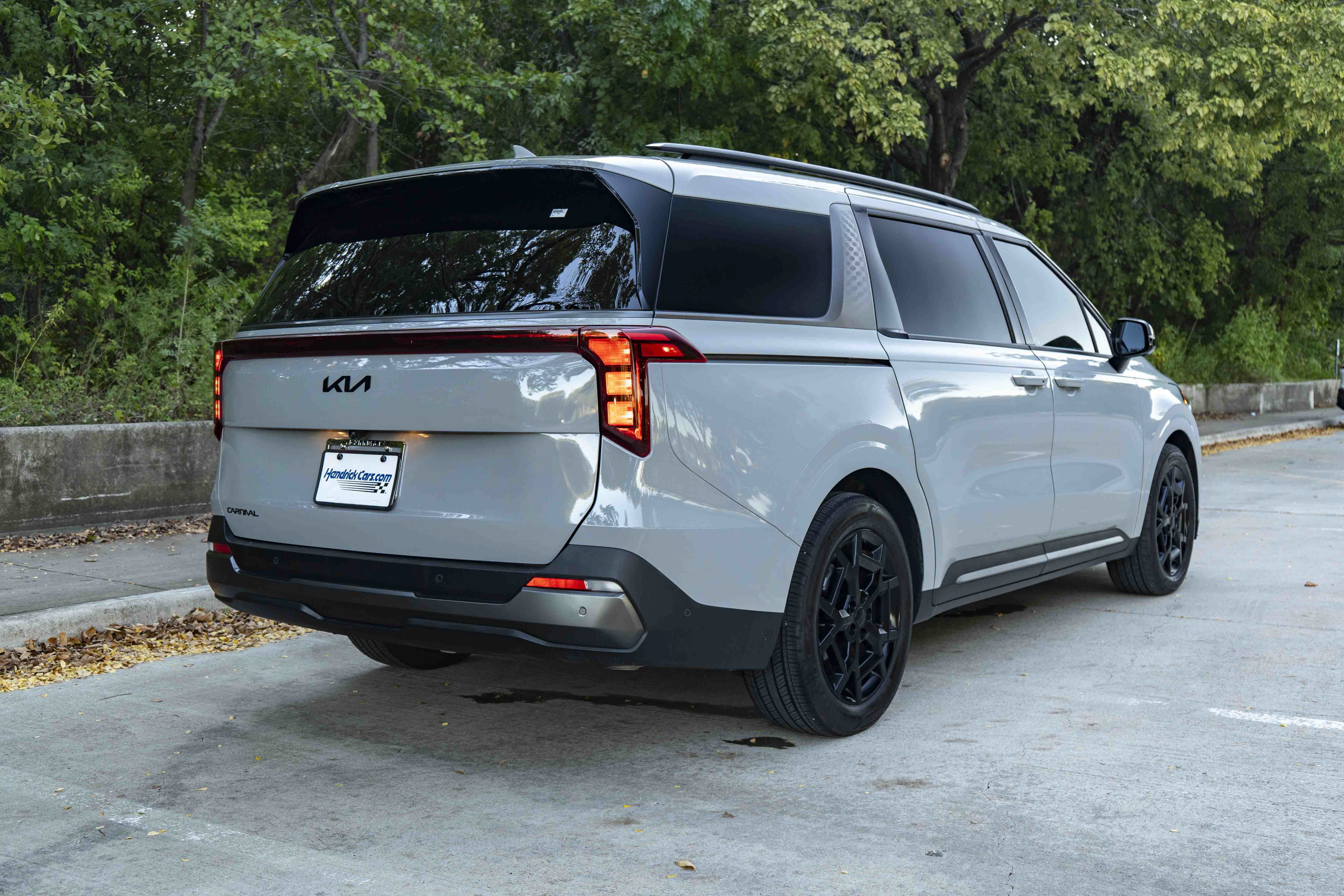 Used 2026 Kia Carnival SX w/ SX Dark Edition Package FWD image 9