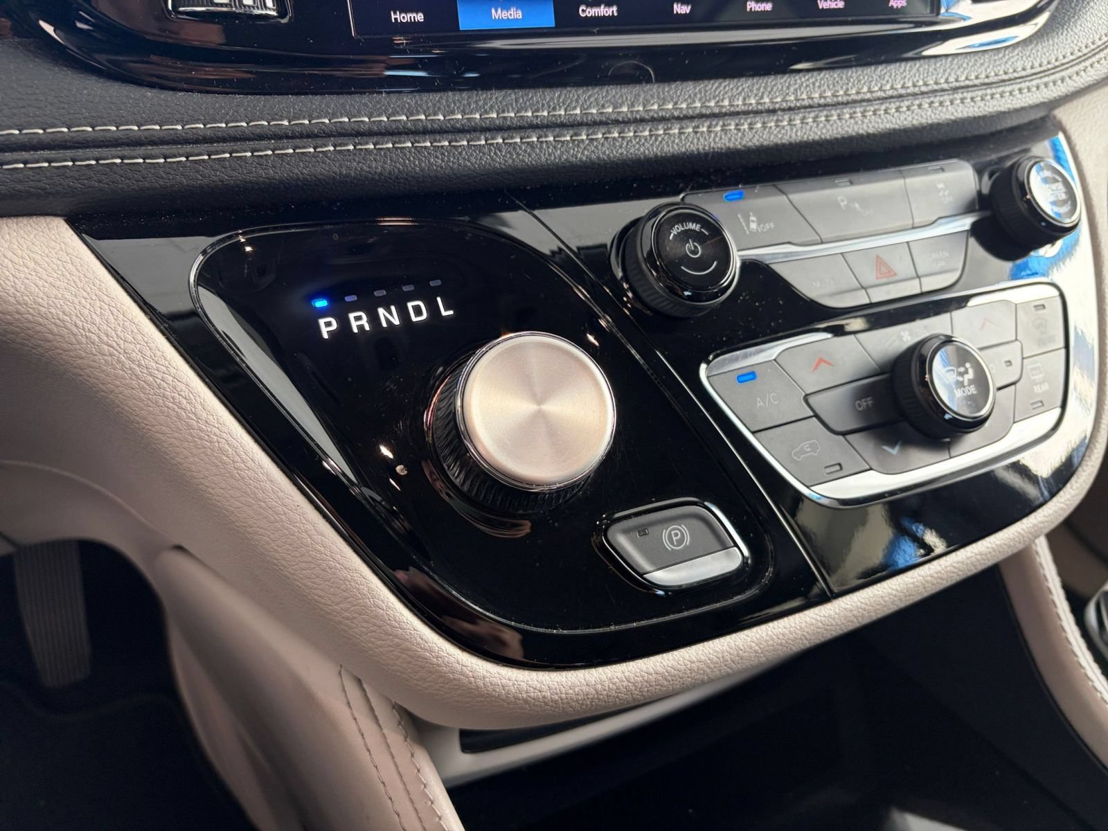 Used 2023 Chrysler Pacifica Limited FWD image 44