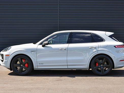 New 2025 Porsche Cayenne Turbo image 2
