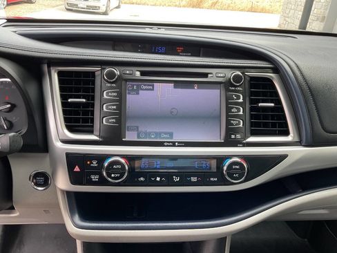 Used 2014 Toyota Highlander XLE image 19
