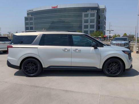 Certified 2025 Kia Carnival SX Prestige FWD image 6