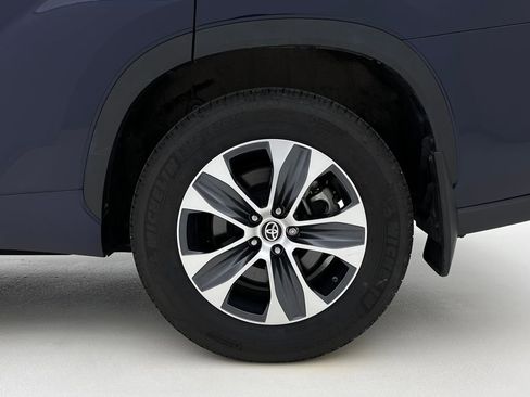 Used 2024 Toyota Highlander XLE image 27