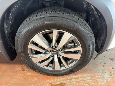 Used 2025 Nissan Pathfinder SL FWD image 10