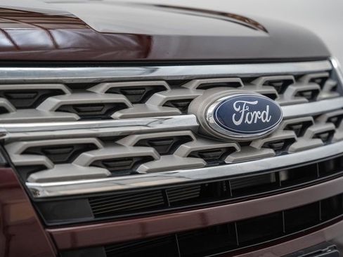 Used 2018 Ford Explorer XLT AWD/4WD image 11