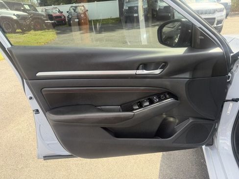 Used 2023 Nissan Altima 2.5 SR AWD/4WD image 9