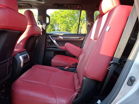 Used 2023 Lexus GX 460 Luxury w/ Sport Design Package AWD/4WD image 9