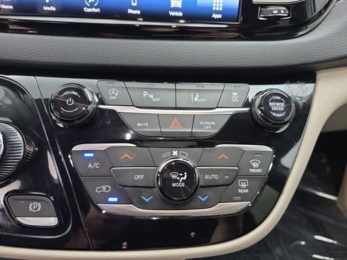 Used 2023 Chrysler Pacifica Touring-L image 28