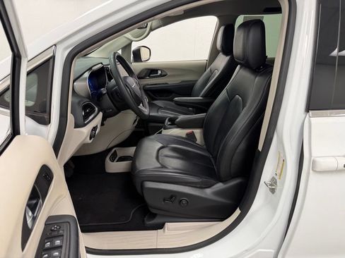 Used 2023 Chrysler Pacifica Touring-L FWD image 19