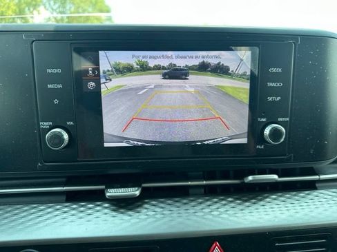 Used 2023 Kia Carnival LX FWD image 16