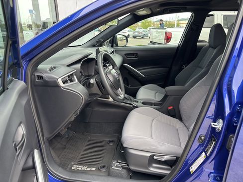 Used 2025 Toyota Corolla Cross AWD Hybrid w/ Moonroof Package image 10