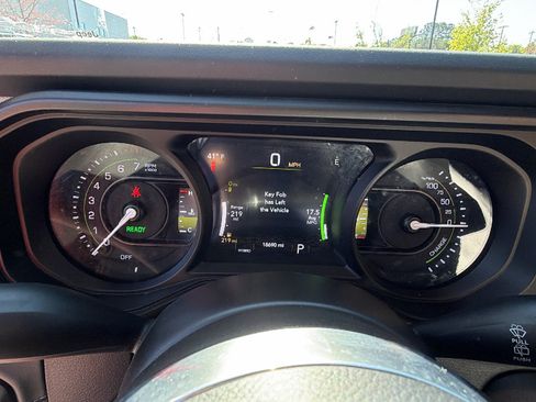 Used 2025 Jeep Wrangler Unlimited Sahara w/ Safety Group AWD/4WD image 29