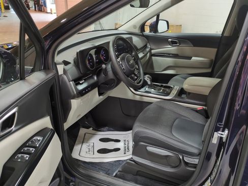 Certified 2024 Kia Carnival LX FWD image 17