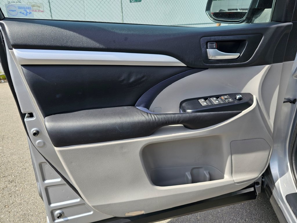 Used 2016 Toyota Highlander XLE AWD/4WD image 23