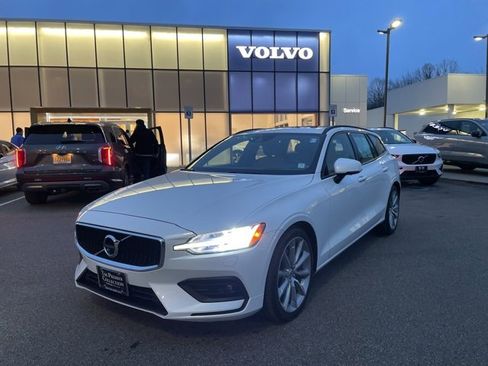 Used 2020 Volvo V60 T5 Momentum w/ Momentum Advanced Package image 1