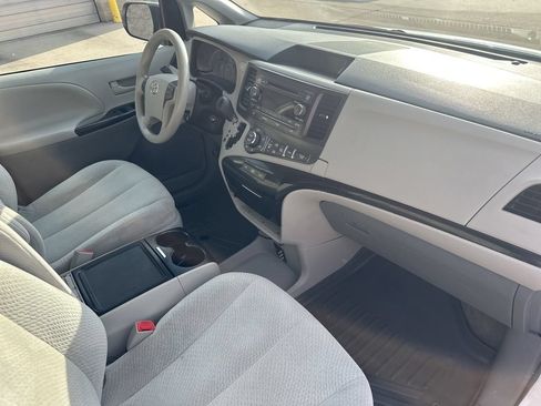 Used 2013 Toyota Sienna LE FWD image 30