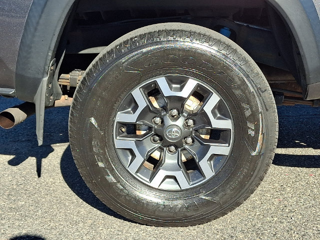 Used 2022 Toyota Tacoma TRD Off-Road w/ Technology Package AWD/4WD image 8
