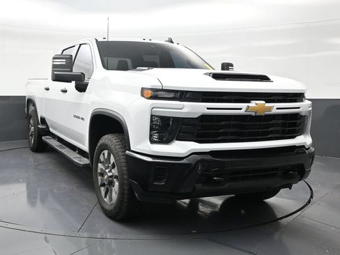 Used 2025 Chevrolet Silverado 2500 Custom w/ Custom Value Package AWD/4WD image 7