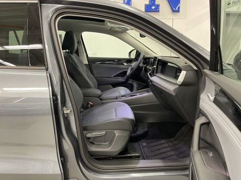 New 2025 Volkswagen Tiguan SE image 13