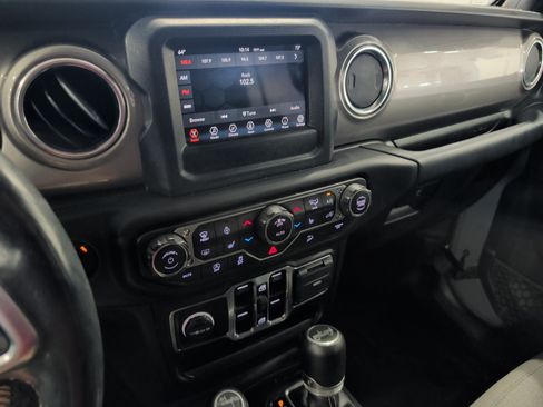Used 2019 Jeep Wrangler Unlimited Sahara w/ Cold Weather Group AWD/4WD image 10