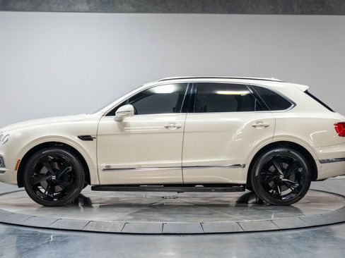 Used 2017 Bentley Bentayga AWD/4WD image 16